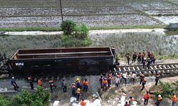 Bersama Pemerintah, KAI 5×24 Jam Nonstop Pulihkan Jalur Terdampak Bencana di Sumatra