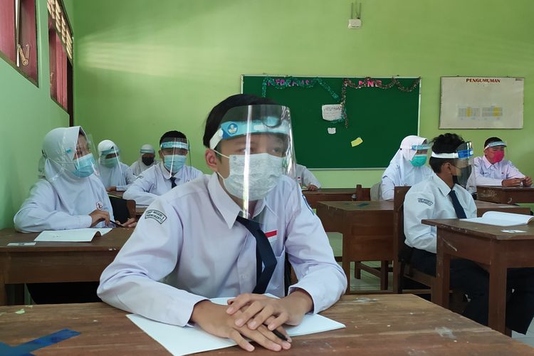 The first day of face-to-face classes in Purwokerto, Banyumas Regency, Central Java, Monday (5/3/2021), similar to those that will reopen in Jakarta Wednesday 