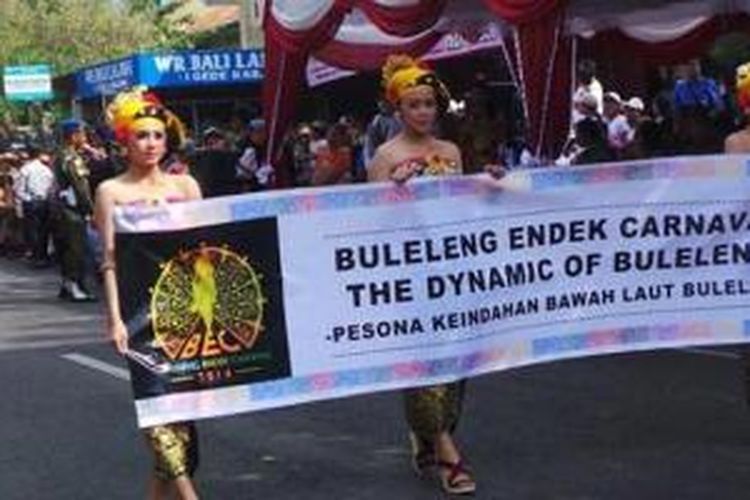 Peragaan busana endek pada Buleleng Endek Carnaval (BEC), di Singaraja, Bali, Minggu (10/8/2014).