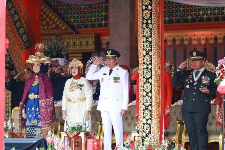 Wakil Gubernur (Wagub) Sumatera Selatan (Sumsel) Mawardi Yahya menjadi Inspektur Upacara (Irup) Penurunan Bendera Hari Ulang Tahun (HUT) Republik Indonesia (RI) ke-78 yang diadakan di Griya Agung, Palembang, Sumsel, Kamis (18/8/2023)