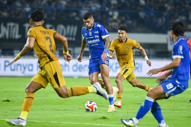 Aksi Berguinho pada laga Persib vs Bhayangkara FC digelar di Stadion Gelora Bandung Lautan Api (GBLA), Bandung, pada Minggu (21/12/2025) pukul 19.00 WIB.