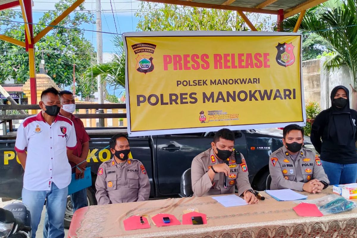 Kapolres Manokwari AKBP. Parikan Herman Gultom didampingi Kapolsek Sanggeng AKP Barung Limbong dan Kabag OPS Kompol Djunedi Wekend di Mapolsek Sanggeng Rabu (23/2-2022)