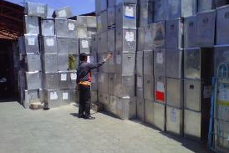 Kotak suara hasil Pilpres, ditumpuk di luar kantor KPU Pamekasan. Temuan Panwaslu Pamekasan, ada 30 kotak suara yang hilang saat hitung ulang tanggal 14 Agustus kemarin.