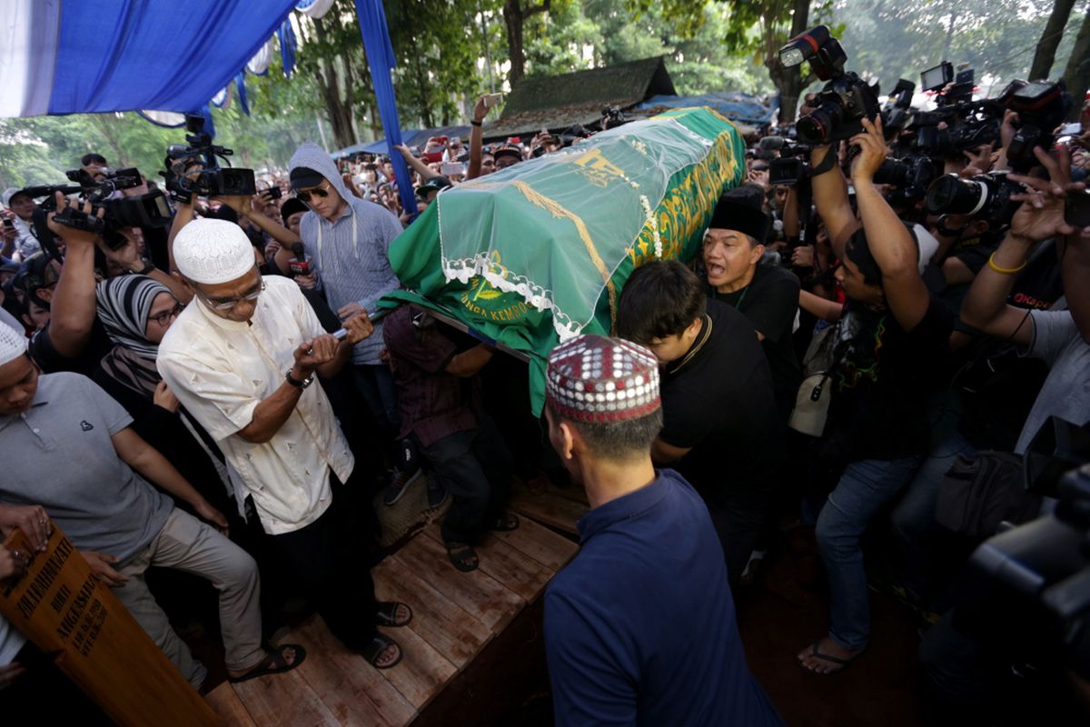 Suasana pemakaman jenazah artis peran dan penyanyi dangdut Julia Perez di TPU Pondok Ranggon, Jakarta Timur, Sabtu (10/6/2017). Julai Perez meninggal akibat menderita kanker serviks stadium empat. 