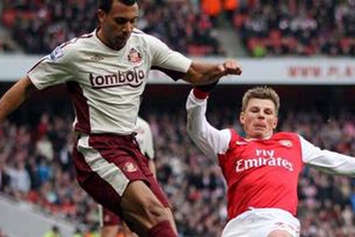Gelandang Arsenal, Andrei Arshavin (kanan) berebut bola dengan bek Sunderland, Anton Ferdinand, pada duel Premier League, Sabtu (5/3/2011).