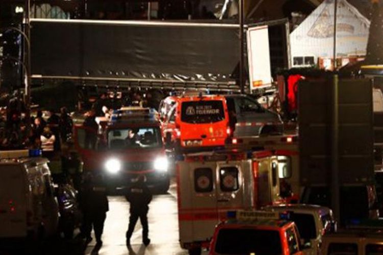 Sejumlah ambulan berjaga di sekitar lokasi serangan teror truk di pusat Kota Berlin, dekat Gereja Gedächtniskirche, Senin (19/12/2016).  