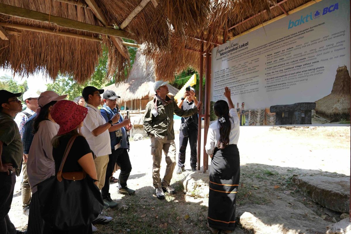 Kelompok Sadar Wisata (Pokdarwis) Prai Ijing bersama pendamping merancang dua opsi paket pengalaman budaya di Sumba, NTT.
