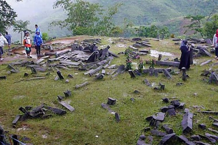 Batuan yang tersusun rapi seperti membentuk pagar menandakan ada campur tangan manusia menata batu-batu bentukan alam itu. Gunung Padang di Cianjur, Jawa Barat, lebih mirip sebagai tempat melakukan ritual pemujaan daripada permukiman.