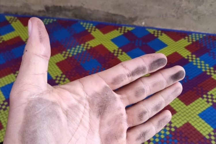 Warga Desa Wawoluri, Kecamatan Motui, kabupaten Konawe Utara, Sultra memperlihatkan debu hitam yang diduga dari limbah batu bara PLTU milik perusahaan tambang tidak jauh wilayah mereka ( Foto istimewa)