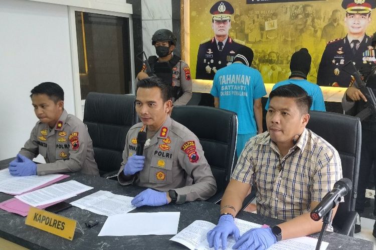 Kapolres Pemalang AKBP Yovan Fatika didampingi Waka Kompol Ariakta Gagah dan Kasatreskrim AKP Ferry Sihaloho saat konferensi pers ungkap kasus penemuan bayi dan persetubuhan anak di bawah umur, di Mapolres Pemalang, Kamis (26/1/2023). 