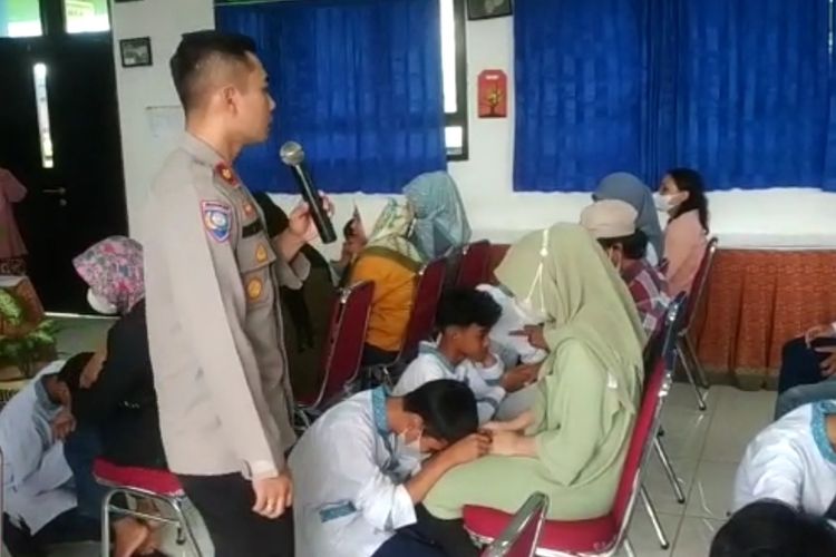 Polisi mendatangi dua sekolah menengah pertama (SMP) setelah para siswa diduga melakukan aksi tawuran di Jalan Raya Lenteng Agung, Jagakarsa, Jakarta Selatan.