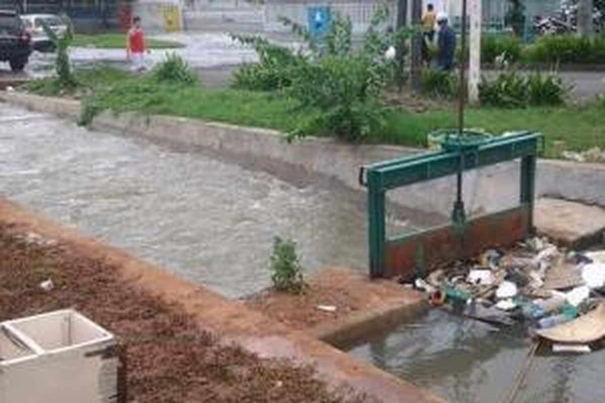 Pintu air yang dibuka warga Waduk Pluit mengarah ke Perumahan Pantai Mutiara, Kecamatan Penjaringan, Jakarta Utara, Minggu (19/1/2014).