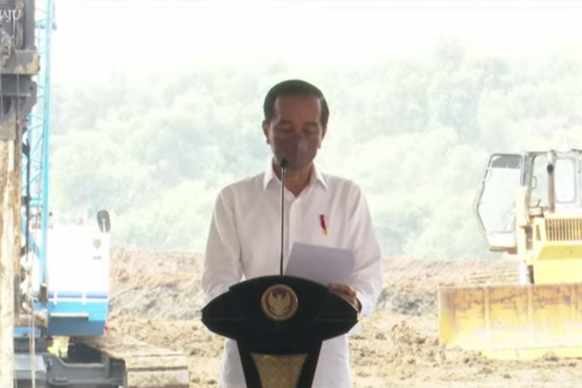 Presiden Joko Widodo saat melakukan groundbreaking pabrik industri baterai listrik PT HKML Battery Indonesia di Karawang, Jawa Barat, Rabu (15/9/2021).