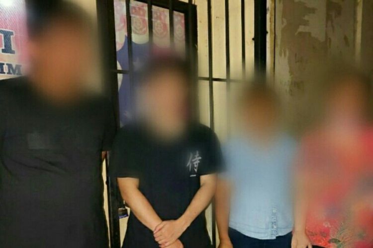 Empat tersangka pemalsuan dokumen setelah ditangkap polisi