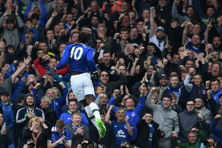 Penyerang Everton, Romelu Lukaku, merayakan golnya seusai membobol gawang Leicester City pada 9 April 2017.
