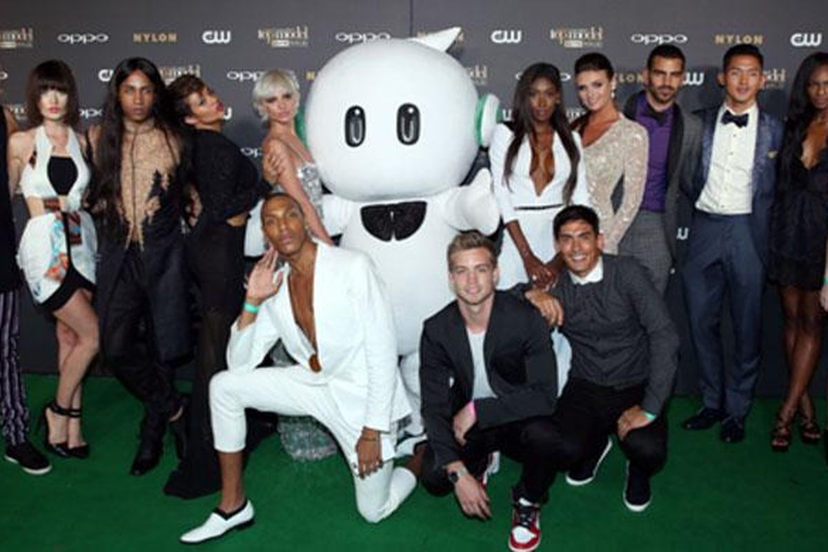 14 kontestan Americas Next Top Model berpose di atas karpet hijau pada pesta premier kerja sama OPPO dan ANTM di Los Angeles, Selasa (28/7/2015). 