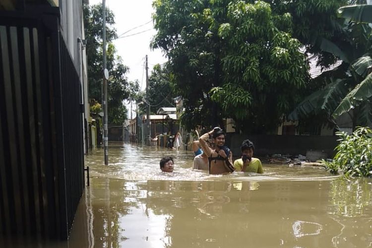 Banjir masih melanda Perumahan Pulo Indah, Kelurahan Petir, Kecamatan Cipondoh, Kota Tangerang, Minggu (21/2/2021).
