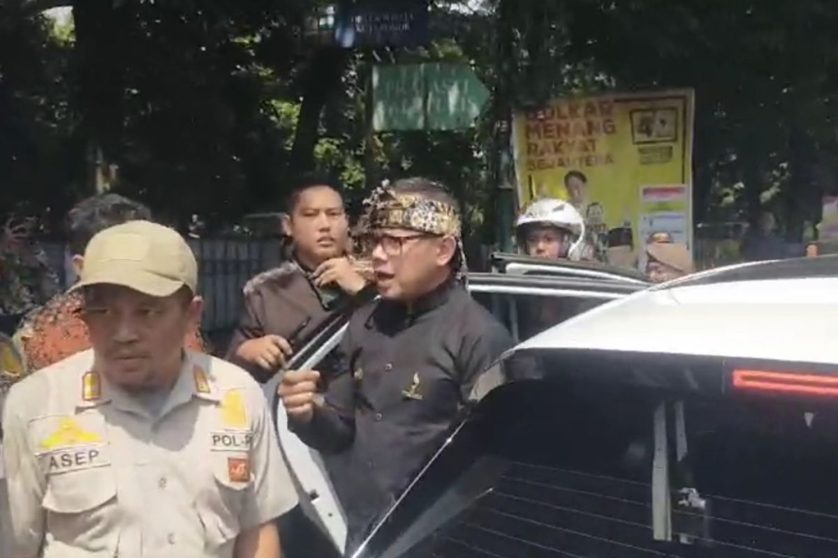 Wali Kota Bogor Bima Arya Sugiarto saat keluar dari dalam mobil usai kendaraannya dilempari botol air mineral, Jumat (22/12/2023).