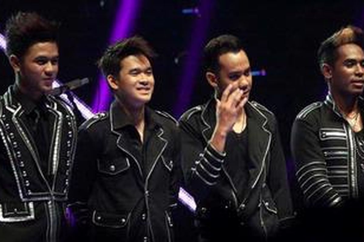 Finalis empat besar X Factor Indonesia, Nu Dimension (Ryan Tedja, kedua dari kiri), tampil pada babak Gala Show (babak eliminasi) ke-11 X Factor Indonesia, yang digelar di Studio 8 RCTI, Kebon Jeruk, Jakarta Barat, Jumat (3/5/2013) malam. 