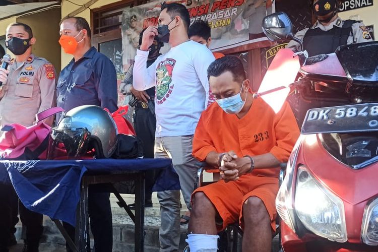 R (39), tersangka pencurian duduk di kursi roda saat dihadirkan dalam rilis pengungkapan kasus pencurian di kawasan wisata Sanur, Denpasar, Bali yang digelar di kantor Polsek Denpasar Selatan pada Senin (15/8/2022). Kompas.com/ Yohanes Valdi Seriang Ginta