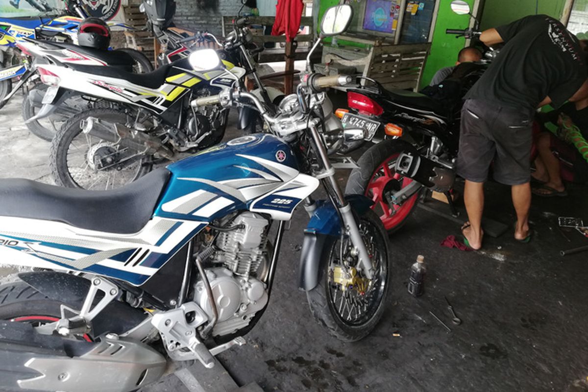 Mekanik tengah melakukan perbaikan Yamaha Scorpio di Bengke ASICS di Tohudan, Karanganyar, Jawa Tengah.