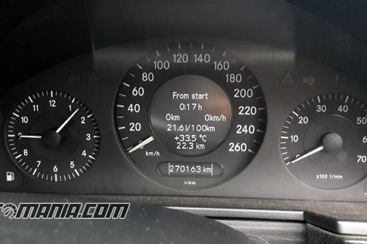 Panel indikator semua berfungsi. Tampak odometer yang sudah sangat berpengalaman 270.000 km. 