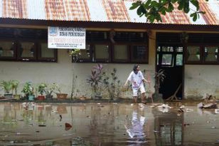 Salah satu bangunan sekolah dasar di Manado yang terendam lumpur akibat banjir bandang.