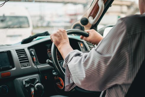 Masih Banyak Pengemudi Mobil yang Nyeker Saat Berkendara