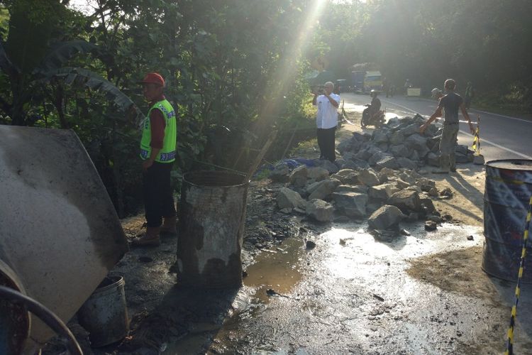 Perbaikan jalan longsor di Lumbir, Banyumas, Jawa Tengah, Sabtu (10/6/2017).