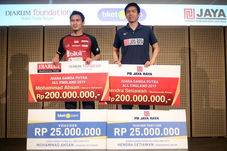 Pasangan ganda putra Indonesia, Mohammad Ahsan/Hendra Setiawan, menerima bonus dari Djarum Foundation dan Yayasan Pembangunan Jaya Raya atas keberhasilan menjuarai All England 2019, di Galeri Indonesia Kaya, Grand Indonesia, Jakarta, Rabu (20/3/2019).