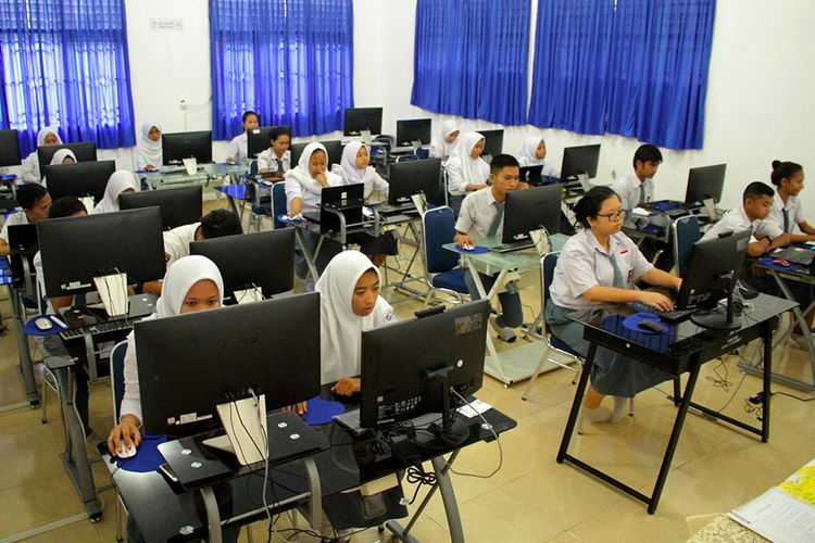 Siswa mengikuti Ujian Nasional Berbasis Komputer (UNBK) di Sekolah Menengah Kejuruan (SMK) Negeri 8 Makassar, Sulawesi Selatan, Senin (16/3/2020). Sebanyak 40.056 siswa SMK yang tersebar di 418 sekolah seSulsel mengikuti UNBK yang dilaksanakan pada 16-19 Maret 2020.