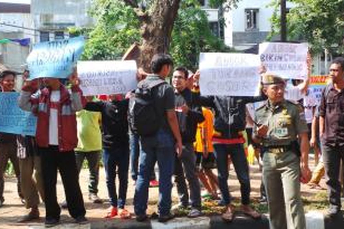 Demo penolakan kunjungan Gubernur DKI Jakarta Basuki Tjahaja Purnama di Rusunawa Tambora. Mereka adalah PKL yang biasa berdagang di pinggir Kali Angke. 