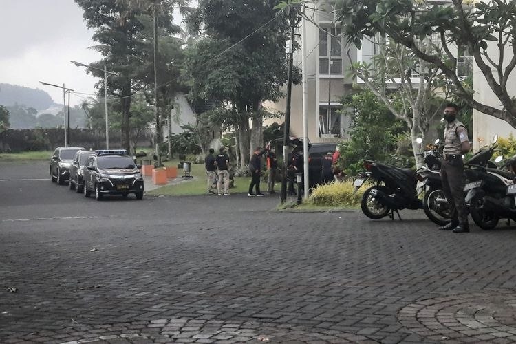 Timsus Bareskrim Polsi tiba di rumah Irjen Ferdy Sambo di Cempaka Residence Desa Banyurojo, Kecamatan Mertoyudan, Kabupaten Magelang, Jawa Tengah, Senin (15/8/2022).