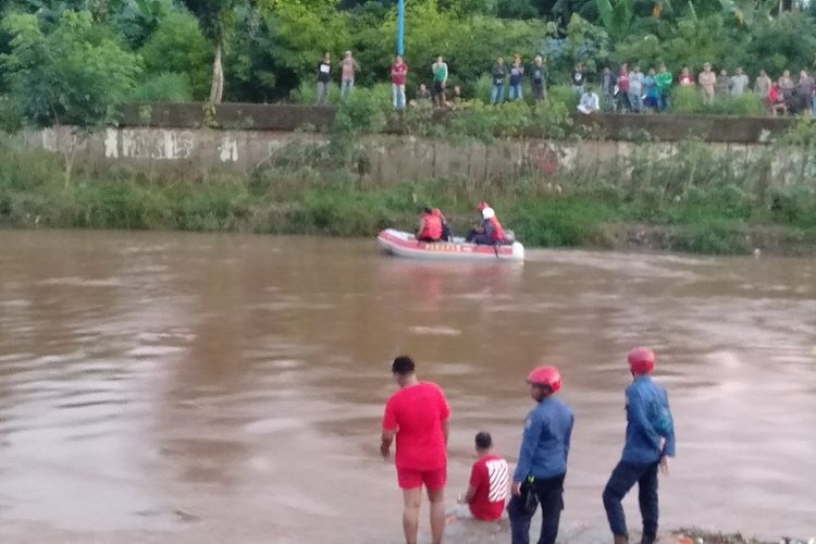 perahu karet yang digunakan Damkar dalam mencari bocah yang tenggelam di kali Pesanggrahan Jakarta Selatan, Sabtu (1/2/2020)