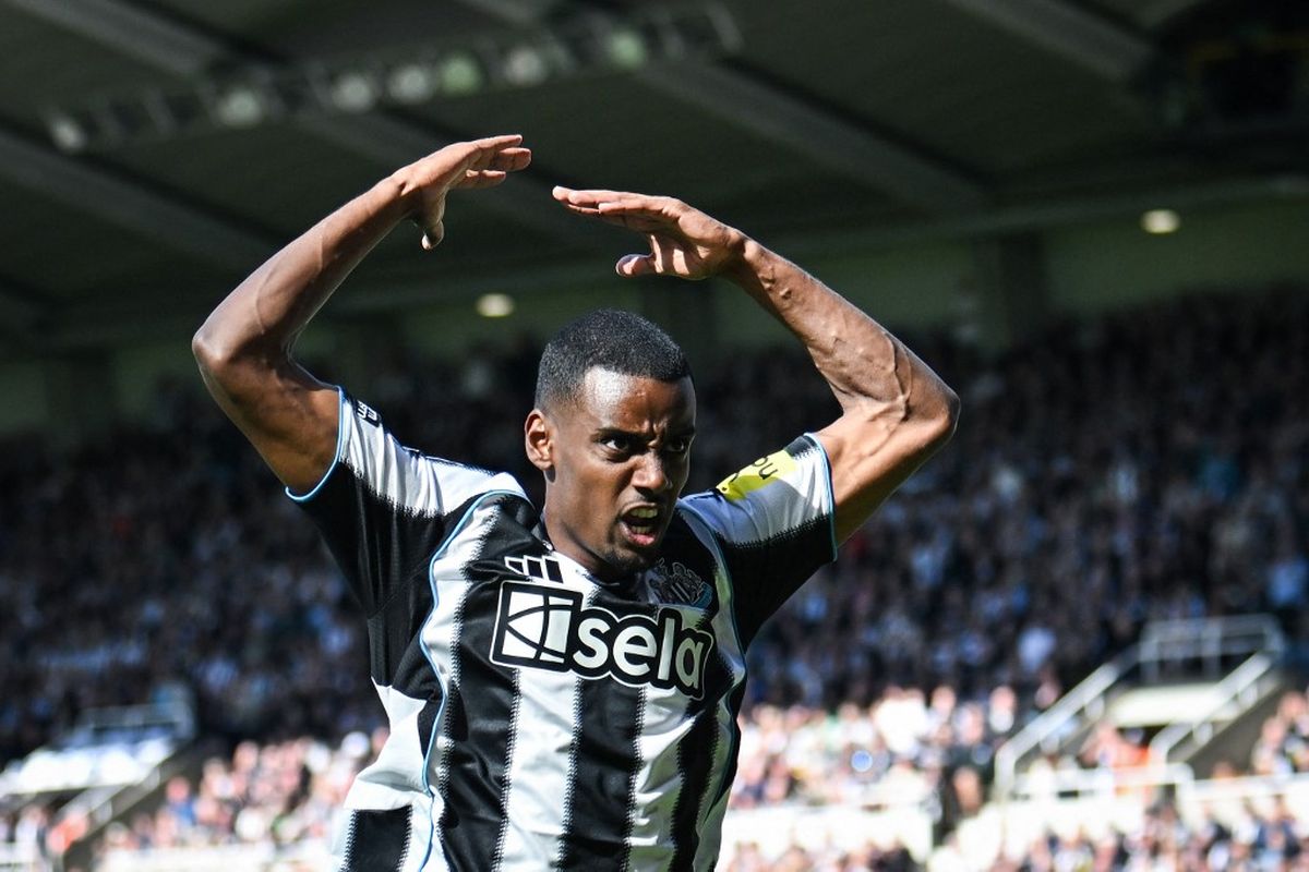 Penyerang Newcastle United Alexander Isak bereaksi setelah peluang yang hilang selama pertandingan sepak bola Liga Primer Inggris antara Newcastle United dan Everton di St James' Park di Newcastle-upon-Tyne, timur laut Inggris pada 25 Mei 2025.