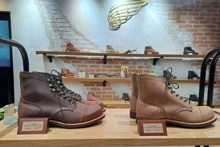 Sepatu ikonik Red Wing seperti Iron Ranger Copper Rough and Tough dan Hawthorne Muleskinner dipajang di toko.