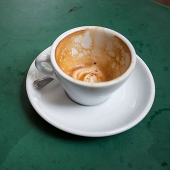 Ilustrasi cangkir kopi, ilustrasi noda kopi.