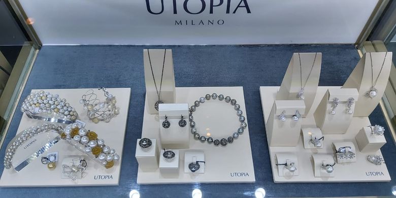 Aneka perhiasan mutiara dari merek perhiasan asal Italia, Utopia.