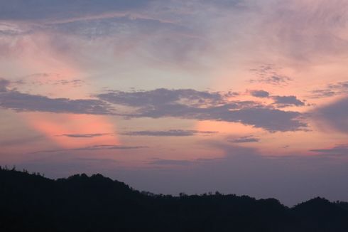 Berburu Sunrise di Puncak Bukit Kasap, Raja Ampat Kecil dari Pacitan