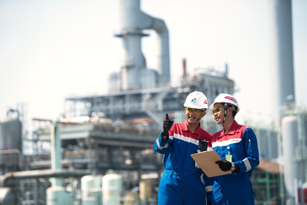 Tampak para pekerja Pertamina sedang mengecek fasilitas kilang minyak dan gas (migas) milik Pertamina.