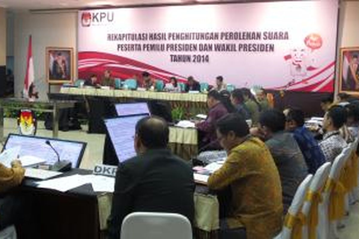 Rapat pleno rekapitulasi hasil perolehan suara Pemilu Presiden 2014 di Gedung Komisi Pemilihan Umum, Jakarta Pusat, Senin (21/7/2014).