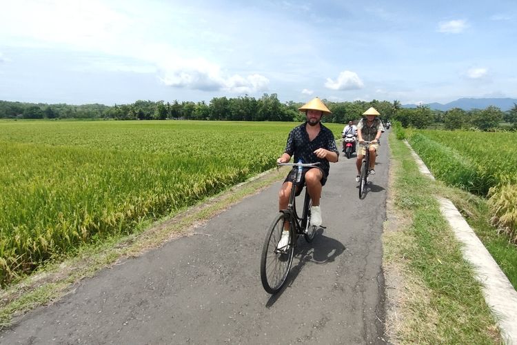 ATF 2023 - - Post tour ASEAN Tourism Forum (ATF) 2023 sampai pada penghujung di Kalurahan Banguncipto, Kapanewon Sentolo, Kabupaten Kulon Progo, Daerah Istimewa Yogyakarta. Peserta dari beberapa negara menikmati bersepeda lewat pinggir irigasi, pinggiran sawah hingga masuk rumah penduduk desa yang produksi kerajinan.