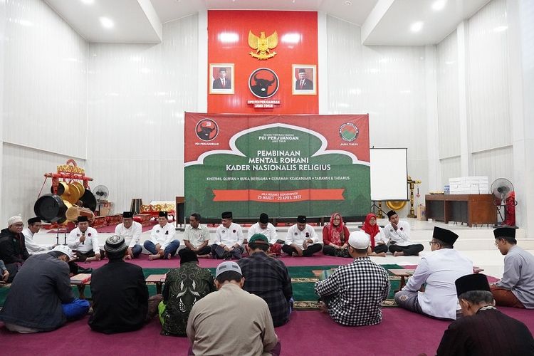 Dewan Pimpinan Daerah (DPD) Partai Demokrasi Indonesia Perjuangan (PDI-P) Jawa Timur (Jatim) menggelar berbagai kegiatan dalam menyambut bulan suci Ramadhan 1444 Hijriah (H) di Aula Megawati Soekarnoputri Kantor DPD PDI-P Jatim, Jalan Kendangsari Industri Nomor 57, Surabaya, Sabtu (25/3/2023). 