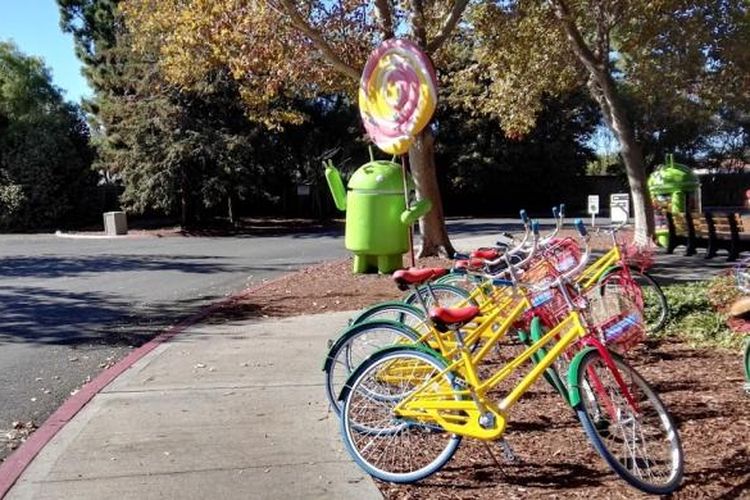 Sepeda Gbikes warna-warni di kompleks kantor Google di Mountain View, California, Amerika Serikat.