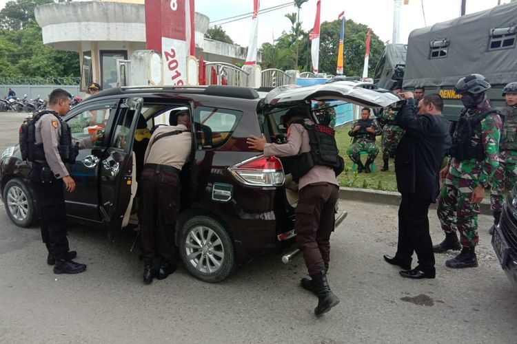 Personel TNI - Polri ketika memeriksa kendaraan yang akan memasuki gedung DPRD Mimika, Senin (25/11/2019)