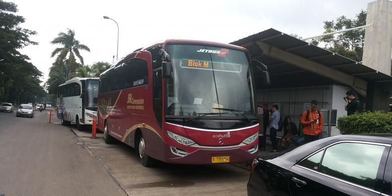 Bus Jabodetabek Residence (JR) Connexion yang melayani pemberangkatan dari Lippo Cikarang di Bekasi.