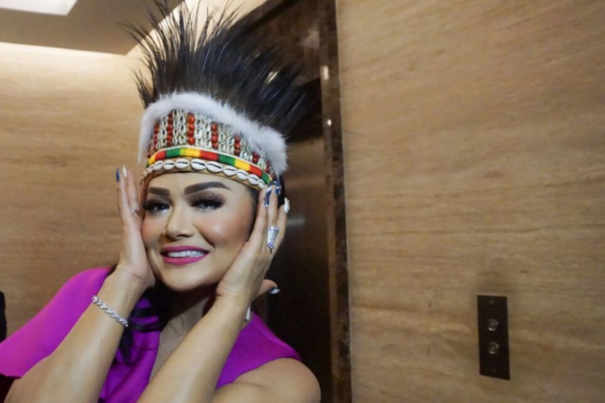 Diva pop Krisdayanti usai berkolaborasi dengan Joan di panggung Spektakuler Show Top 3 Indonesian Idol 2018 yang digelar di MNC Studios, Kebon Jeruk, Jakarta Barat, Selasa (3/4/2018).