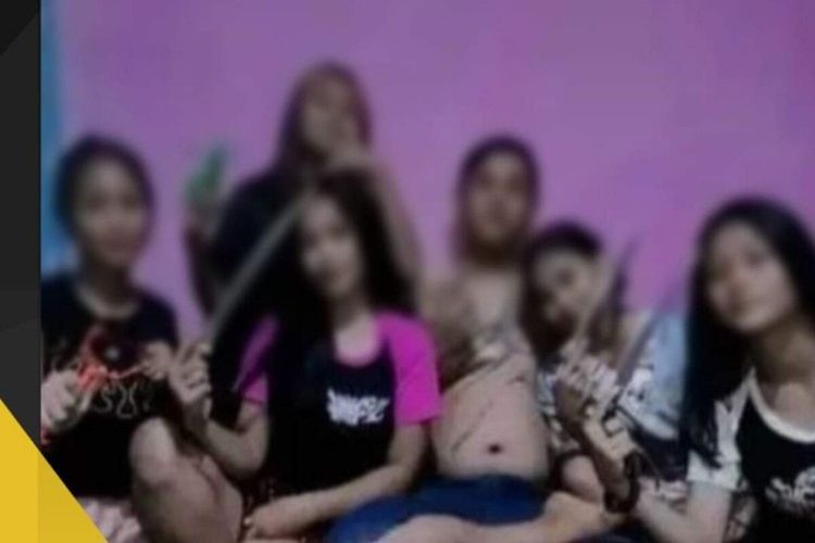 Sebanyak 5 remaja perempuan dan seorang pemuda di Kota Bitung, Sulawesi Utara, diamankan Tim Resmob Polres Bitung, Kamis (16/3/2023) dini hari. Mereka diamankan karena berpose memegang senjata tajam jenis badik dan panah wayer. Foto itu viral di media sosial hingga menyita perhatian publik.