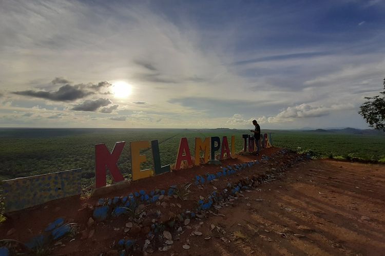 Bukit Kelampai Tunggal, salah satu bukit yang berada di tengah perkebunan kelapa sawit PT Kayung Agro Lestari.