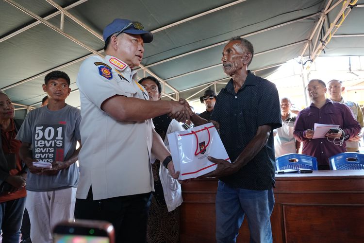 Lakukan Peninjauan ke Posko Pengungsi Desa Waekokak, Mendagri Tito Serahkan Bantuan